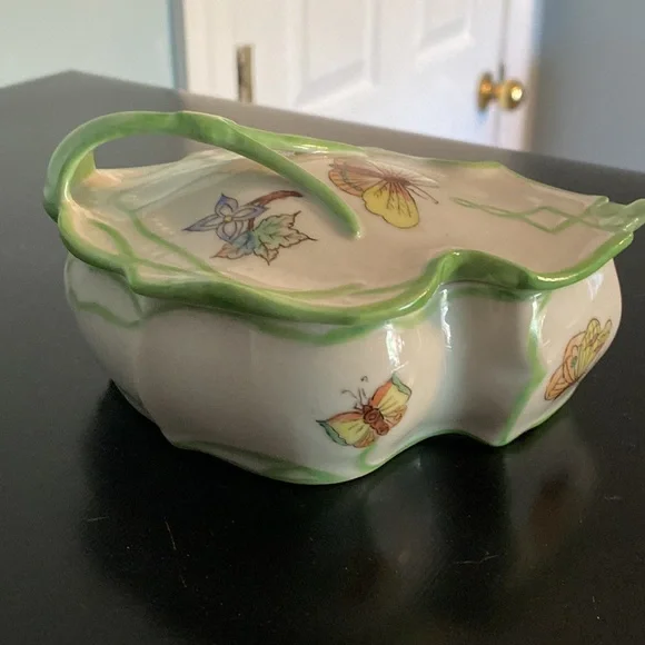 Butterfly Theme Ceramic Dresser Box - Picture 2 of 4